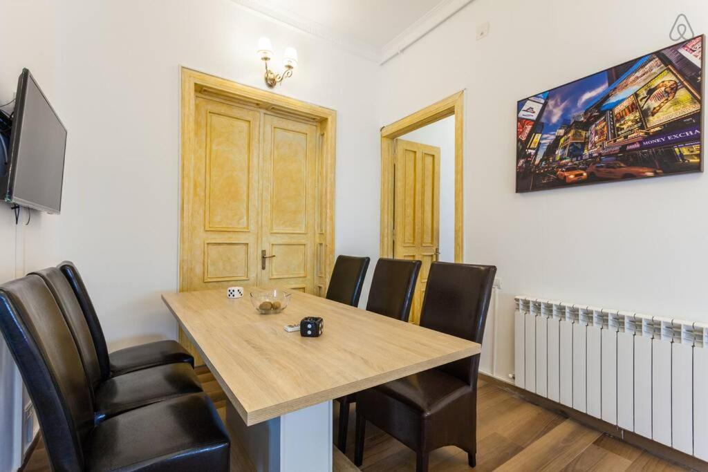 The Castle Of Piata Romana Hostel Букурещ Екстериор снимка