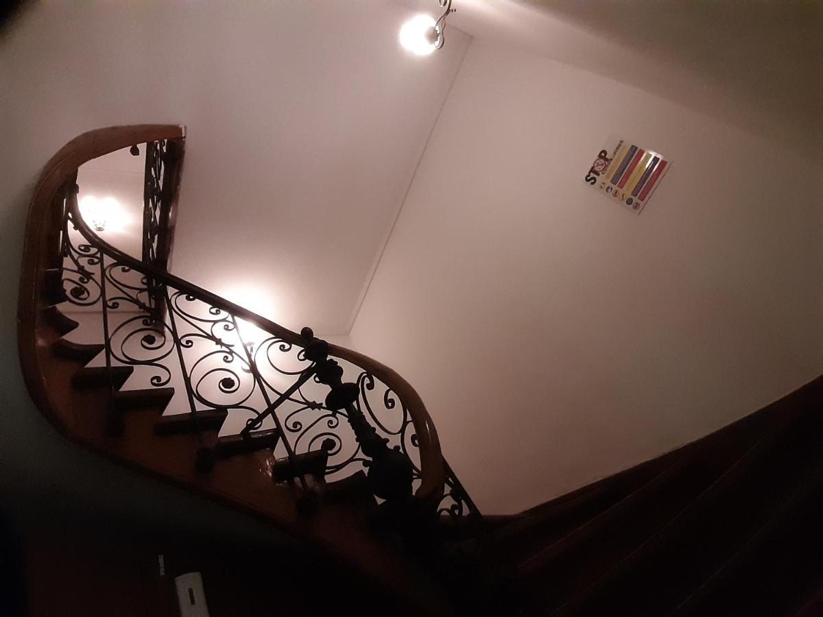 The Castle Of Piata Romana Hostel Букурещ Екстериор снимка