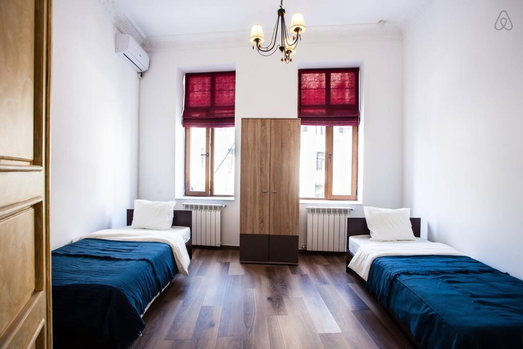 The Castle Of Piata Romana Hostel Букурещ Екстериор снимка